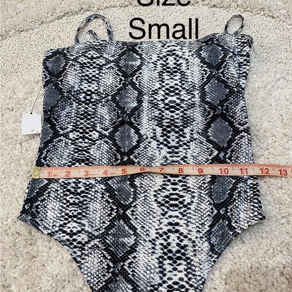 🖤 NWT Snakeskin bodysuit black white & gray - Picture 9 of 10